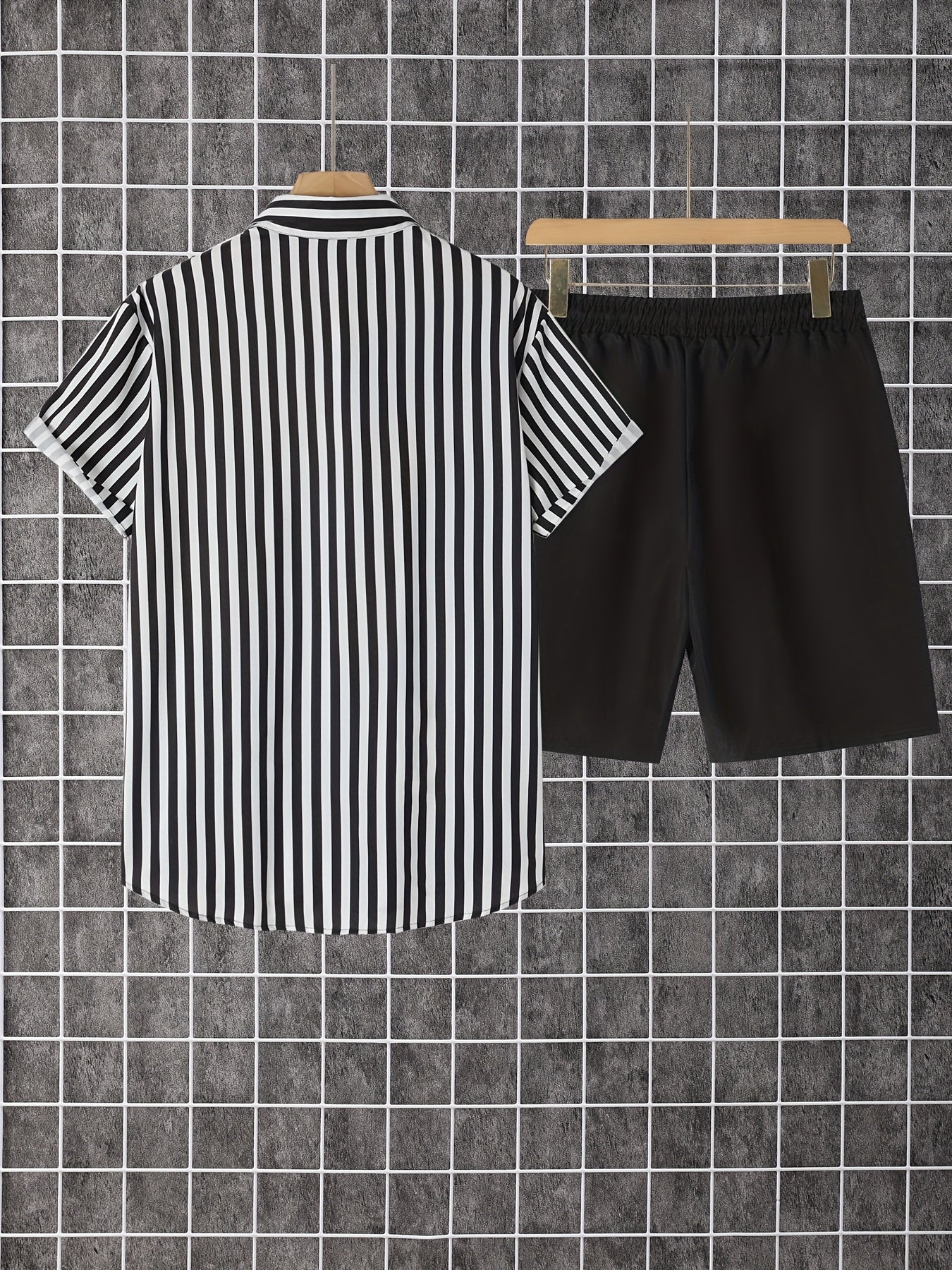 Avslappnad herroutfit med ränder, modern stil, perfekt för sommaren och semestern