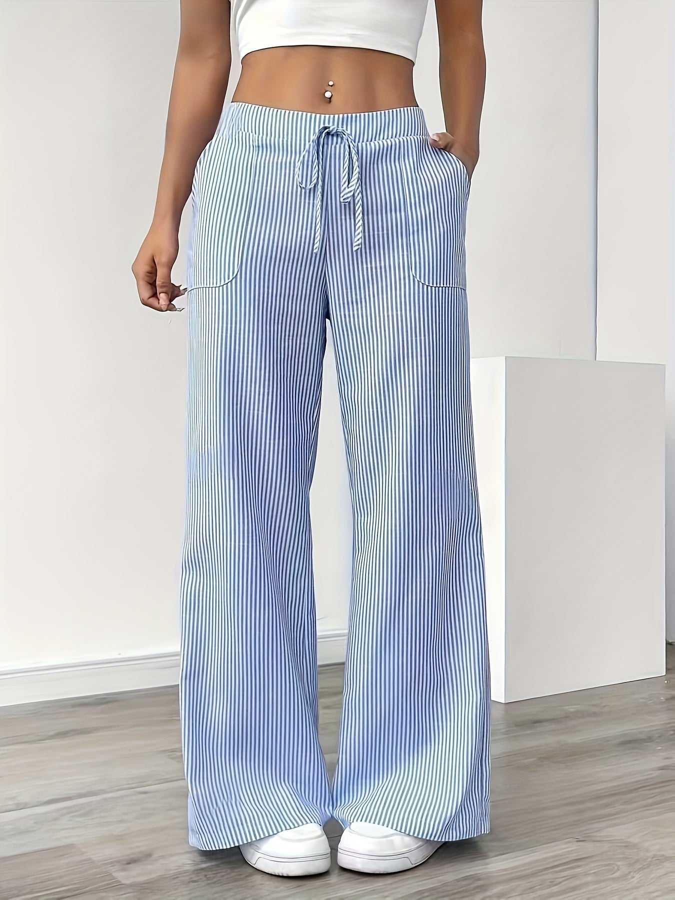 Weite gestreifte Damenhose im lässigen Stil, ideal für Wochenenden und Sommer  