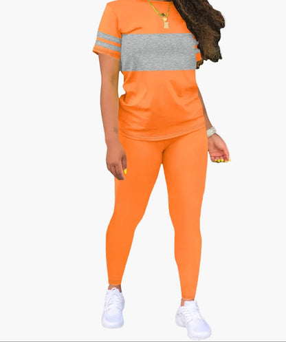 Avslappnat damset med randig t-shirt och leggings – sportig chic vardagsstil