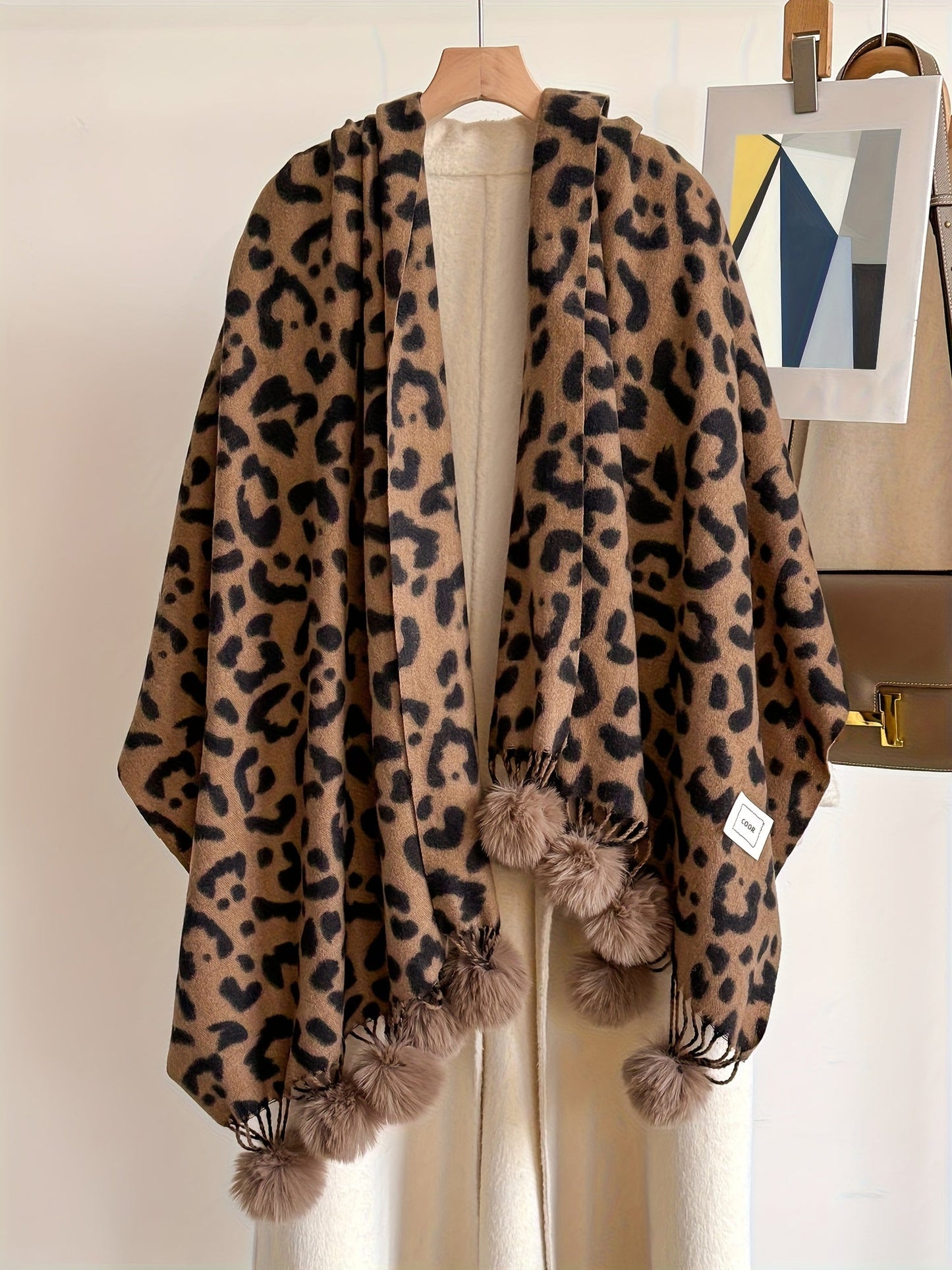 Écharpe large motif animalier avec pompons pour femme