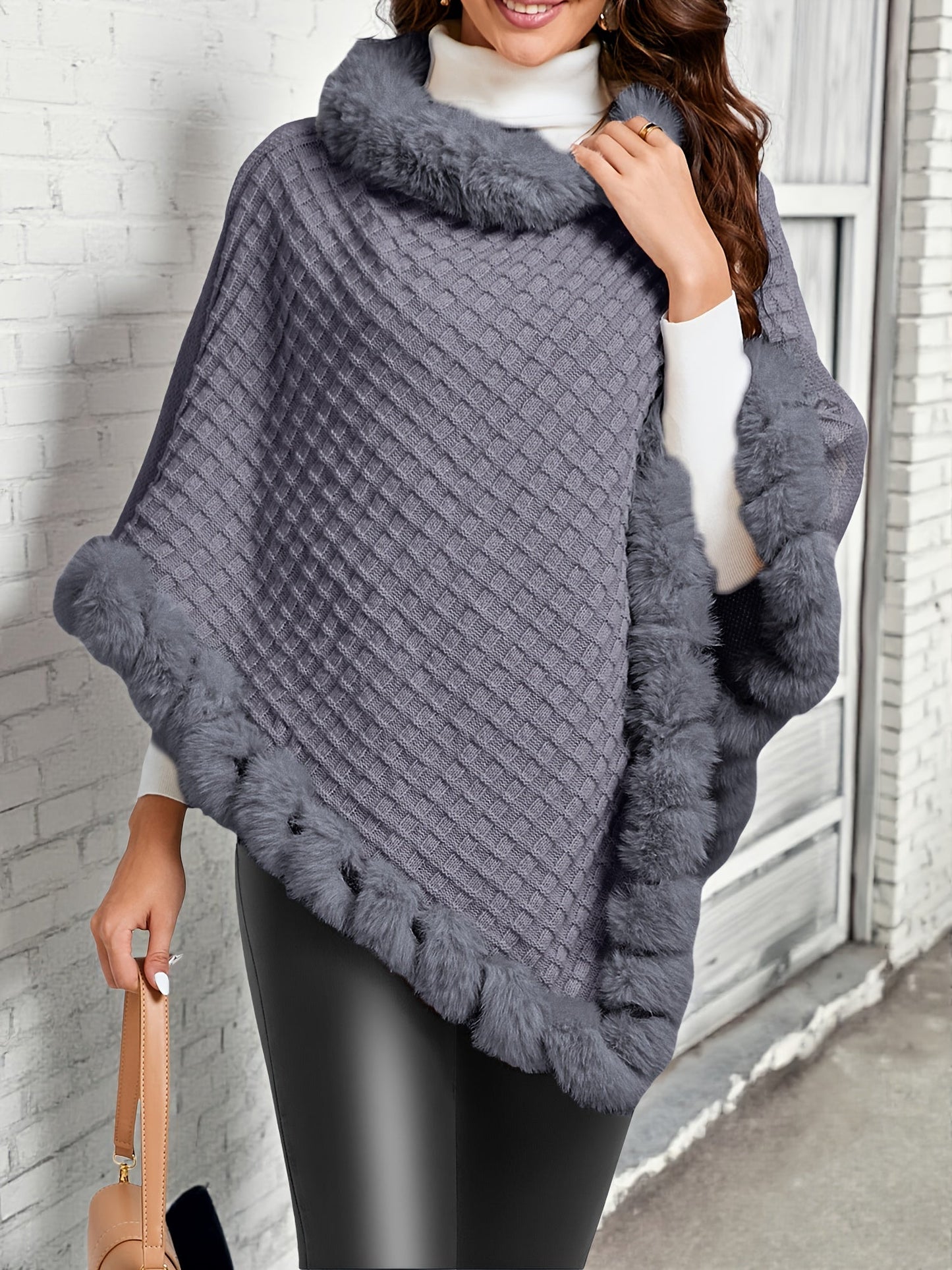 Poncho Femme Tricoté Motif Losanges Gris avec Bordure en Fausse Fourrure