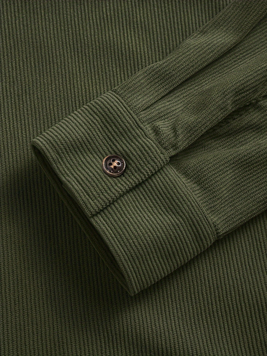 Herrenhemd im Overshirt-Stil aus geripptem Stoff mit Knöpfen und Brusttaschen