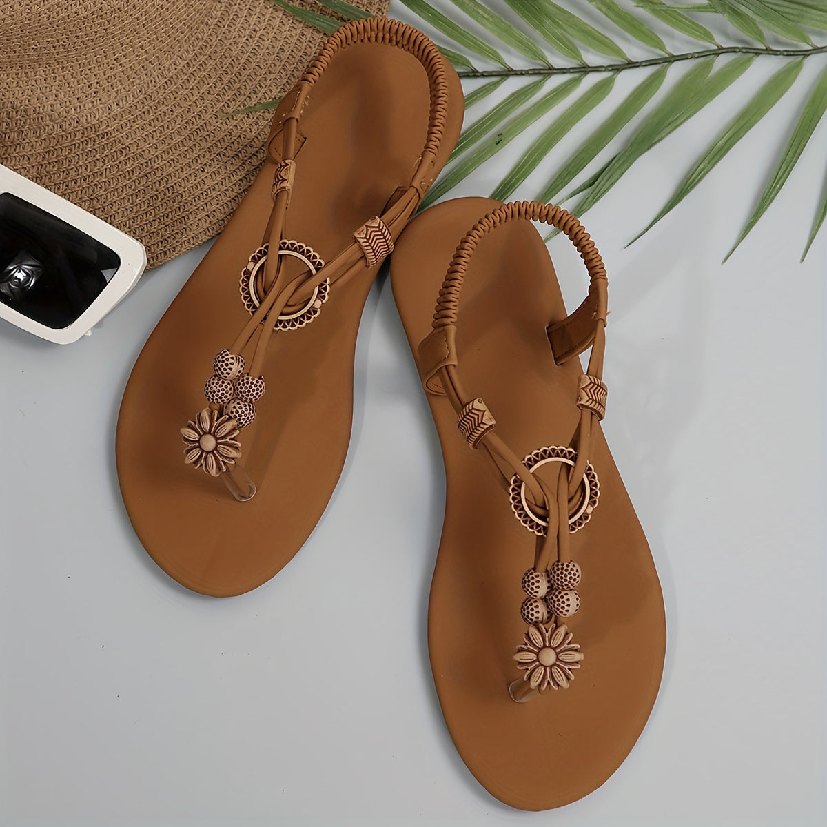 Sandali bassi bohemien da donna stile infradito con perle geometriche e fiore decorativo