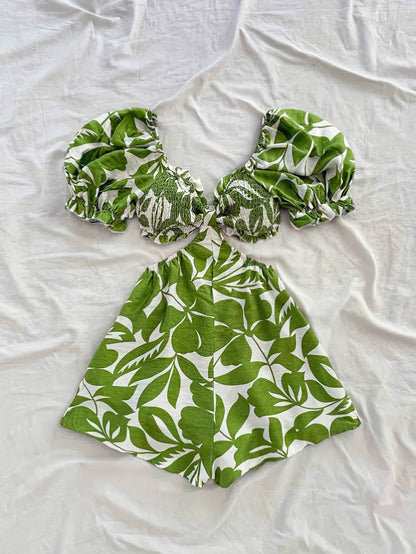 Sommerlicher Damen Jumpsuit mit Volants im tropischen Stil und angesagtem Urlaubslook  
