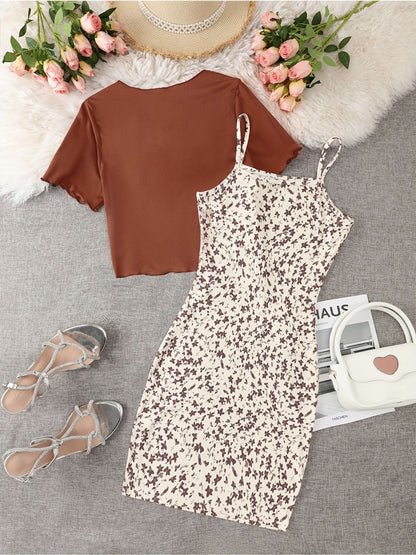 Abito floreale elegante con bolero annodato da donna, outfit chic per primavera ed estate