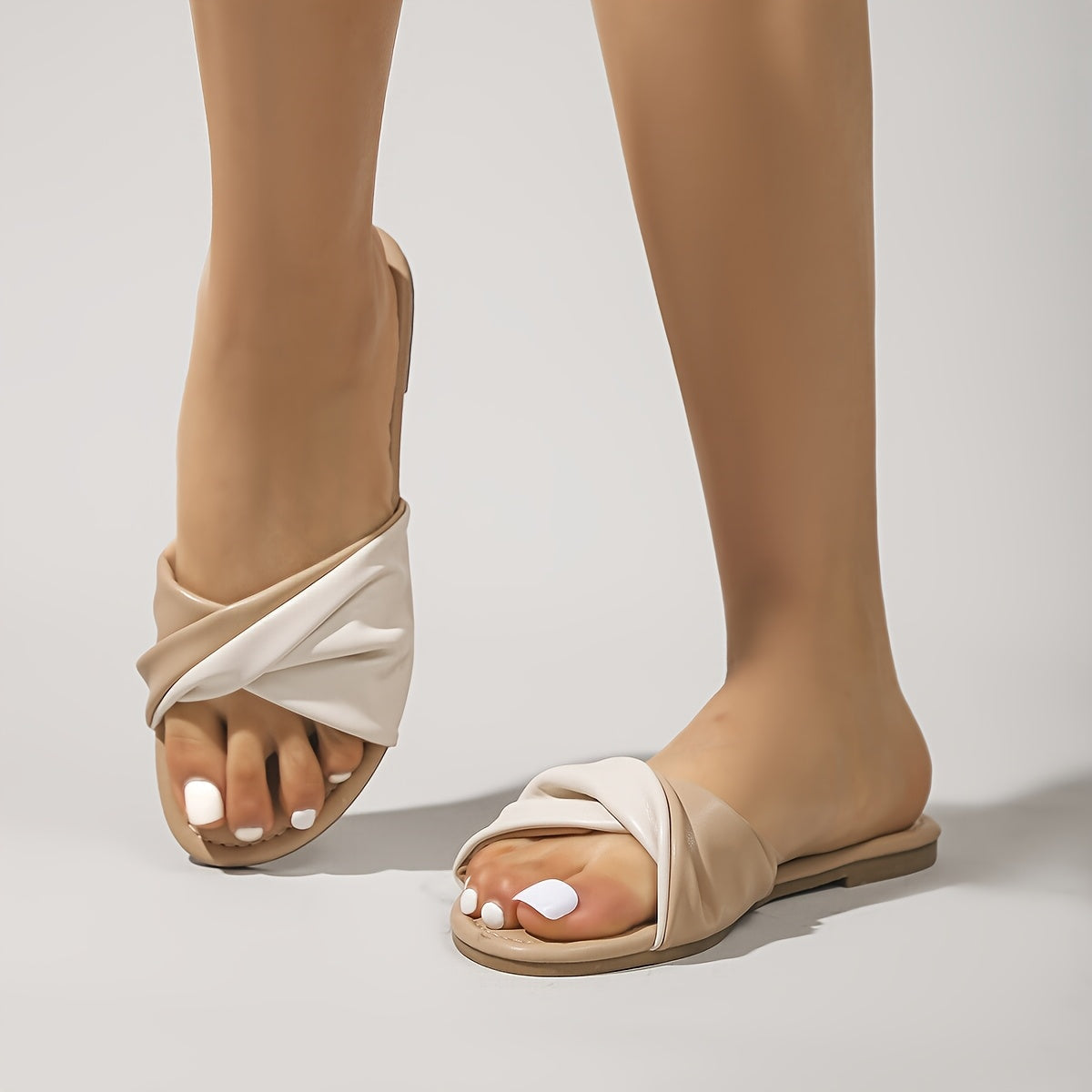 Eleganta platta sandaler för kvinnor i modern stil för sommaren och staden