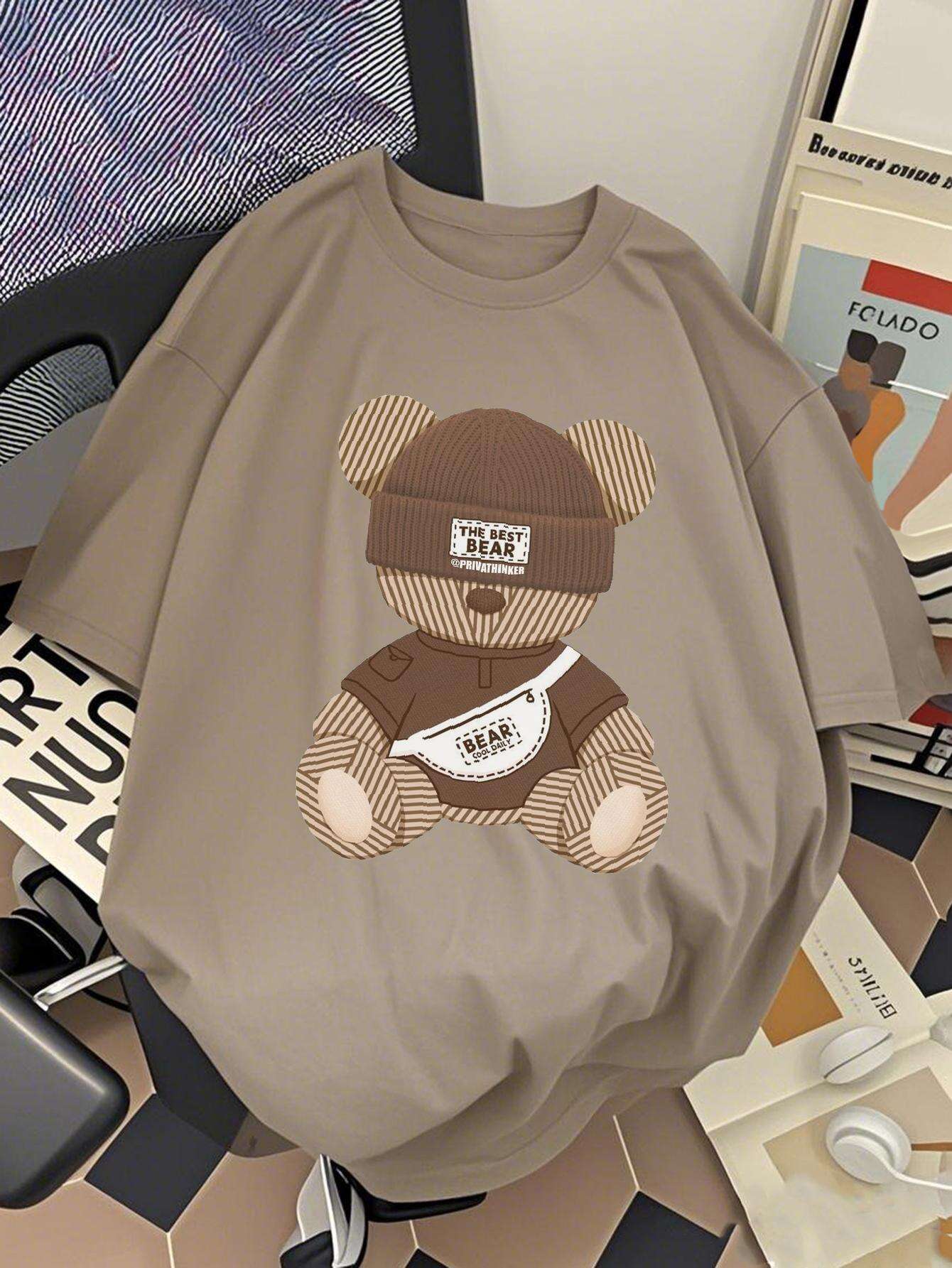 Legeres Herren-T-Shirt mit trendigem Streetwear-Motiv eines urbanen Bären