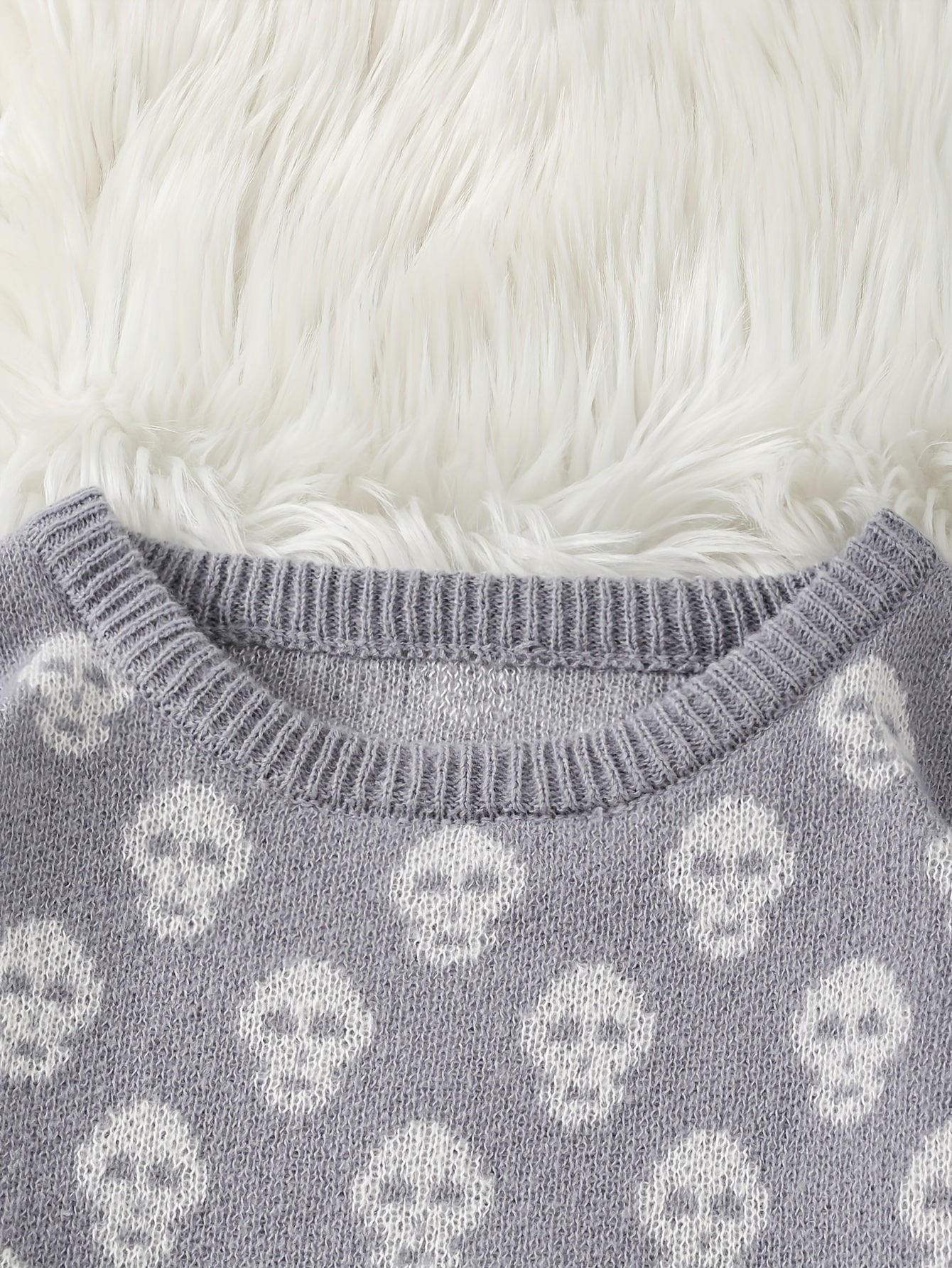 Pull col rond à motif têtes de mort en tricot doux