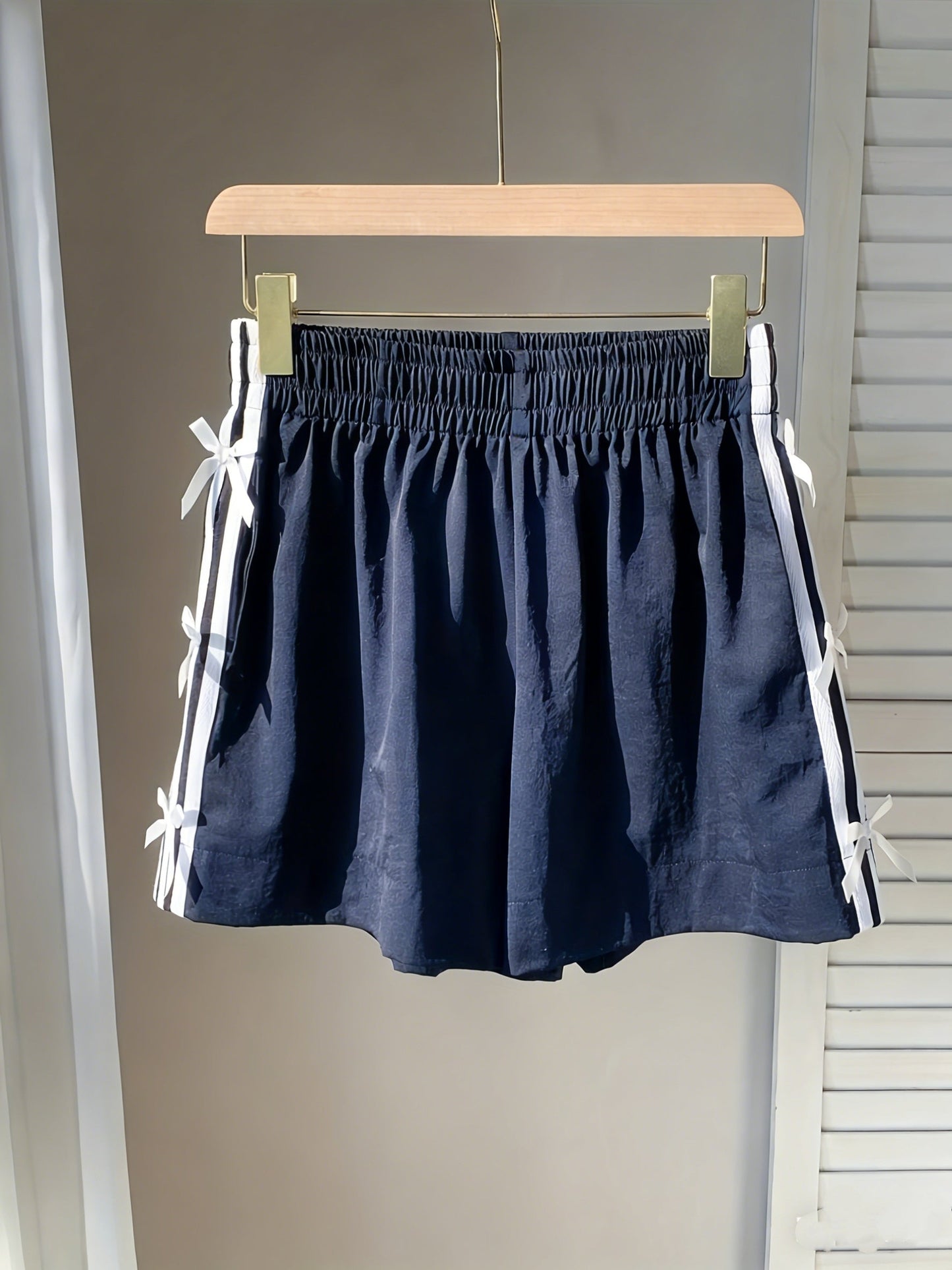 Short décontracté femme style vacances avec nœuds latéraux et bandes sportives