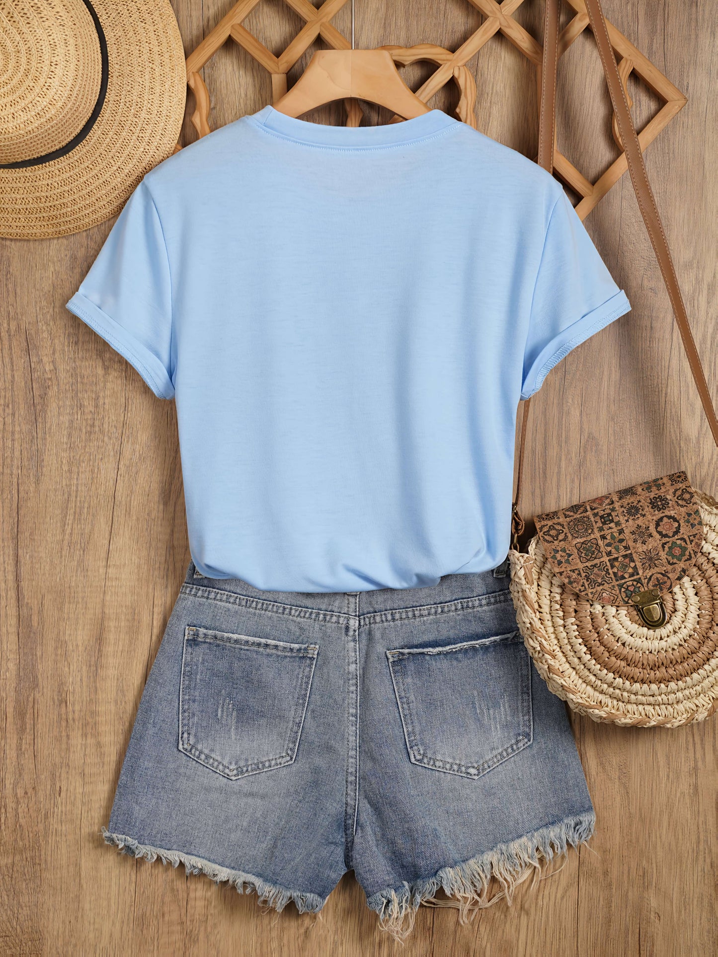 T-shirt femme style casual motif tournesol et papillons, imprimé tendance pour le printemps-été