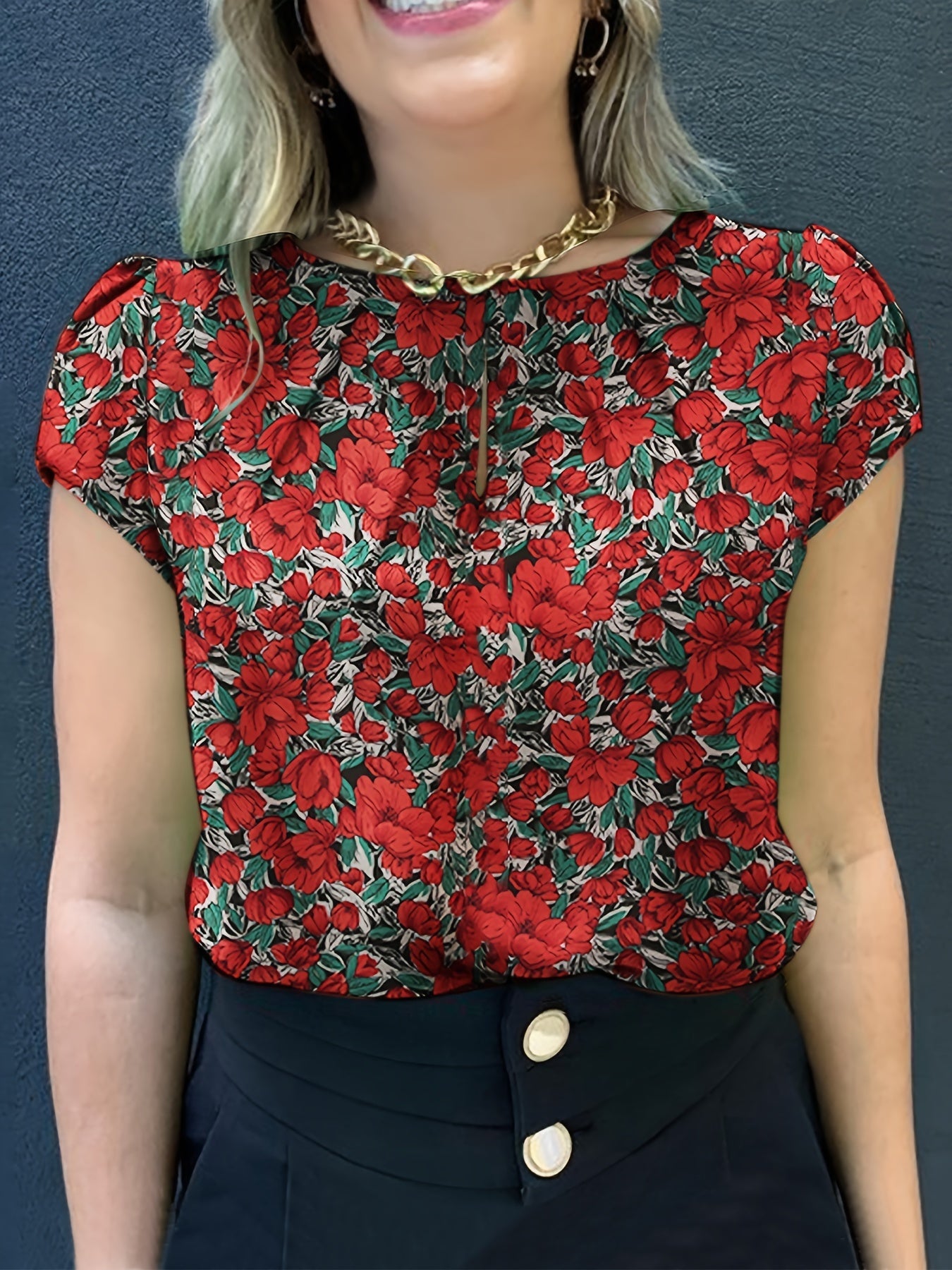 Blouse femme élégante à manches courtes style floral chic pour usage quotidien ou bureau