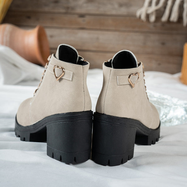 Damen-Stiefeletten mit Schnürung, gezacktem Blockabsatz und dekorativem Herz