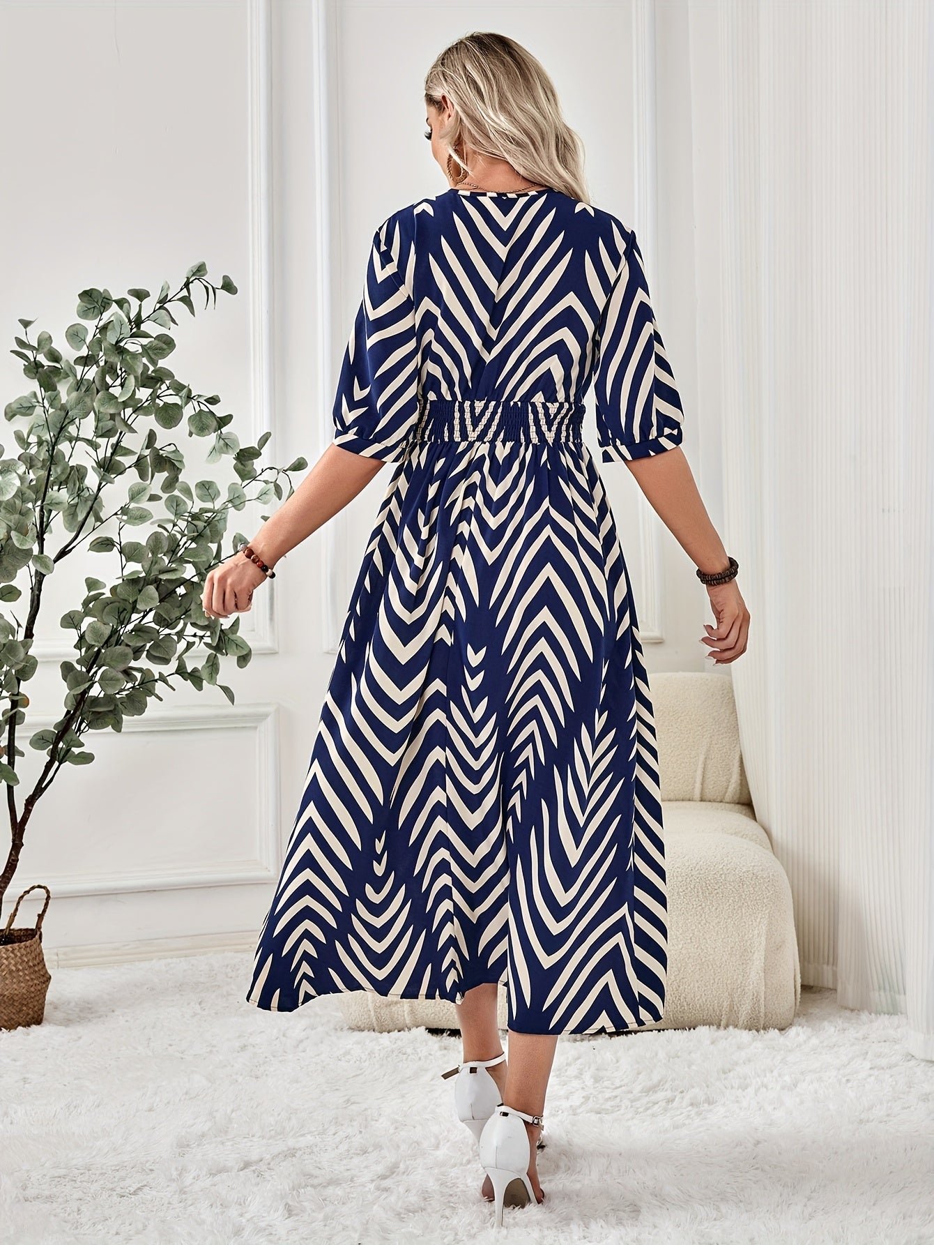 Robe longue femme style maxi à motif chevron, élégance moderne pour occasions et sorties