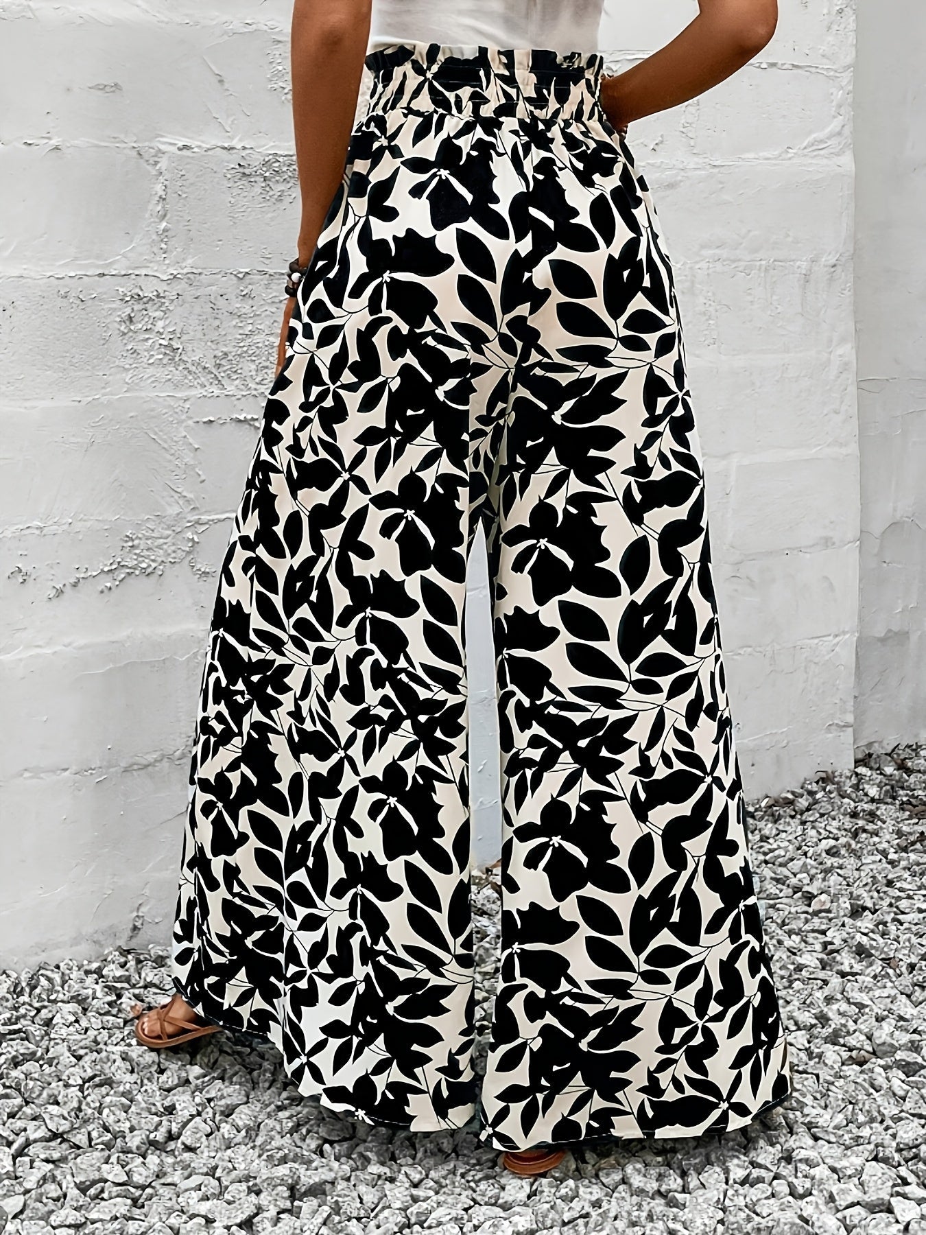 Pantalon large femme style bohème chic taille haute à imprimé feuillage pour occasions estivales et sorties élégantes