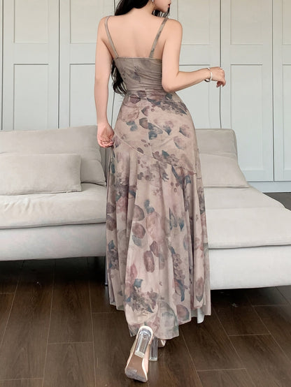 Elegantes langes Damenkleid im boho-chicen Stil mit floralem Druck für besondere Anlässe