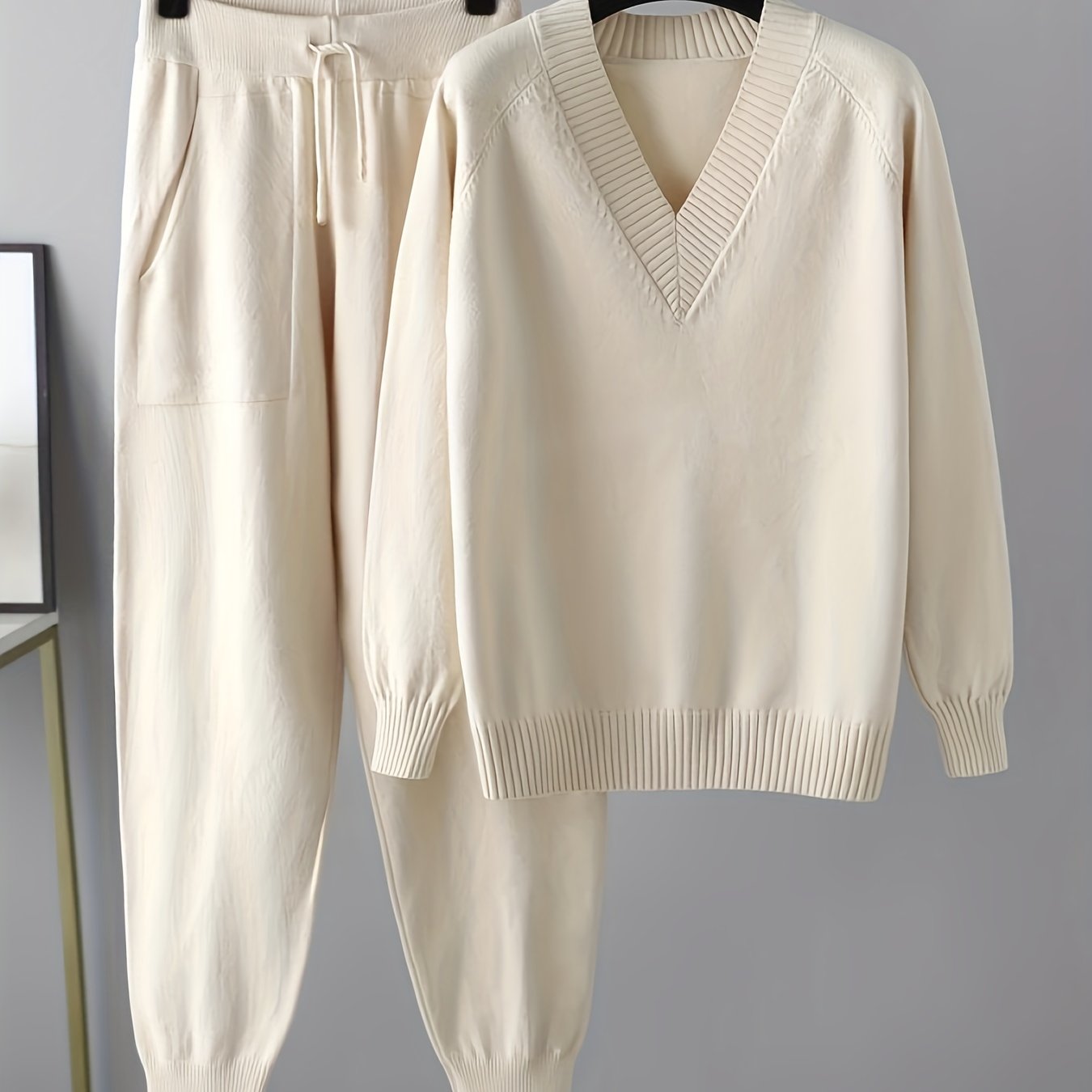 Ensemble pull col V et pantalon jogger, tricot doux, beige clair