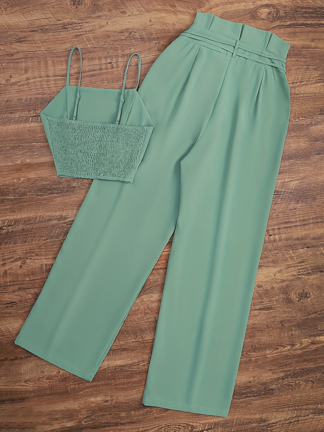 Ensemble élégant pour femme, top court à bretelles et pantalon taille haute, style chic et décontracté