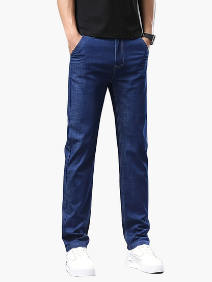 Herren-Jeanshose im Basisschnitt mit geradem Bein, ideal für den Sommer  