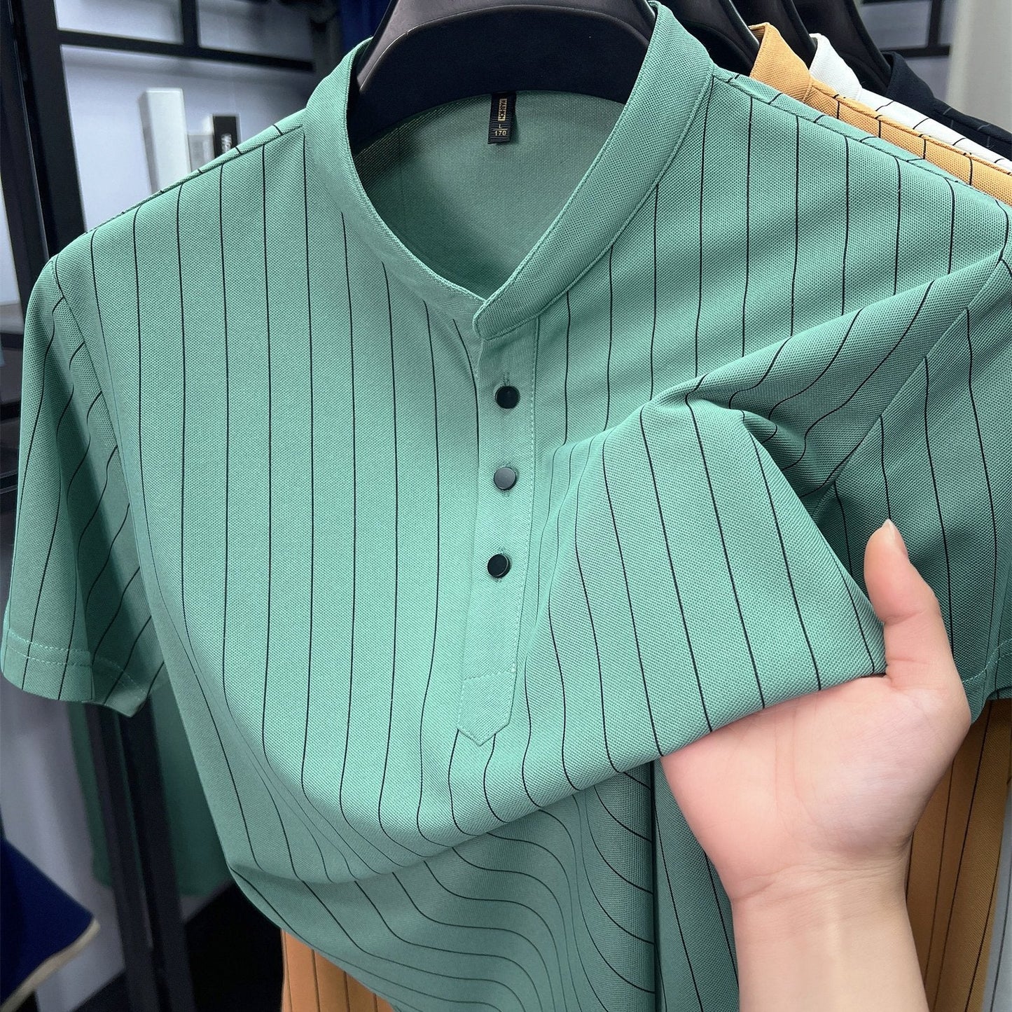 Herreskjorte med korte ærmer og striber i afslappet, elegant Henley-stil