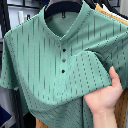Herreskjorte med korte ærmer og striber i afslappet, elegant Henley-stil