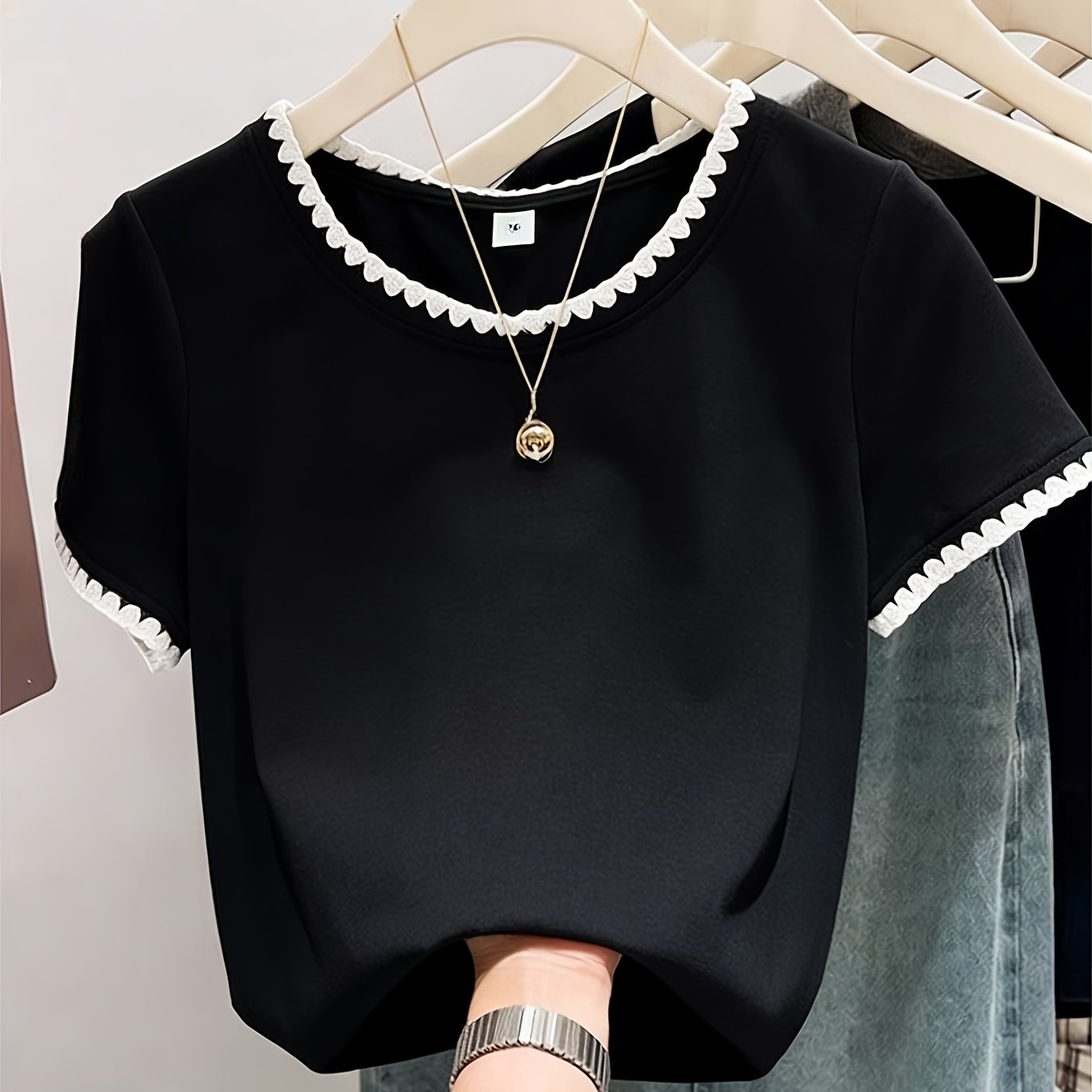 Elegant women's blouse with scalloped collar, chic everyday style