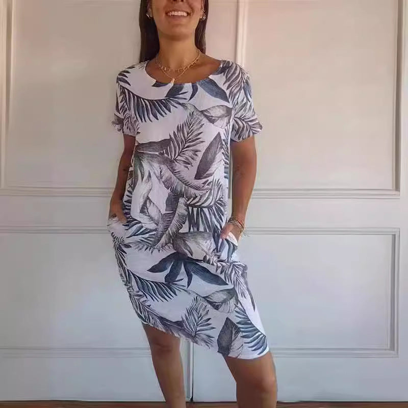 Betty – Rak klänning med blad- och blommönster