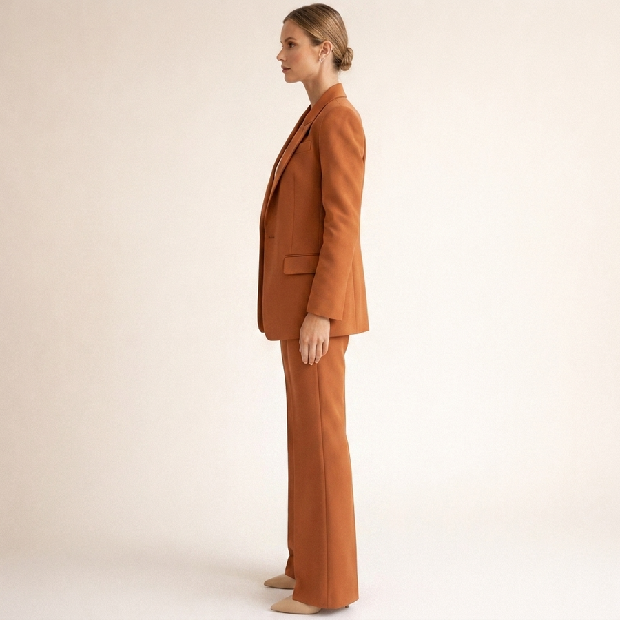 Elegant dresssett til kvinner med jakke og bukse i rett snitt, beige