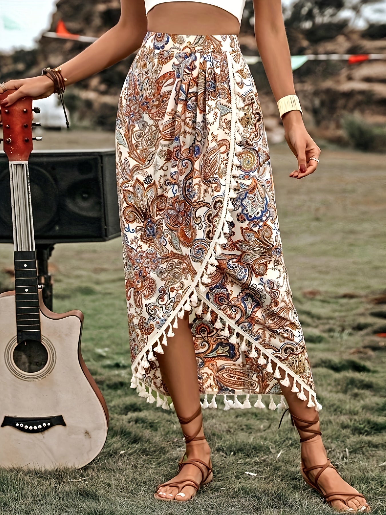 Falda cruzada bohemia para mujer estilo midi con estampado paisley y detalle de pompones para verano y vacaciones
