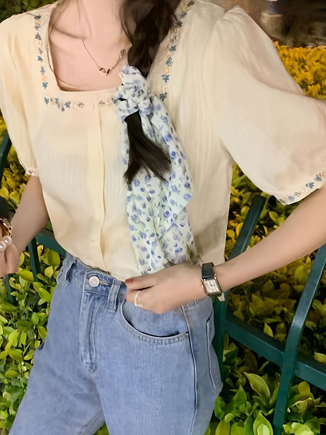 Elegant women's blouse with square neckline and floral embroidery, casual spring-summer style