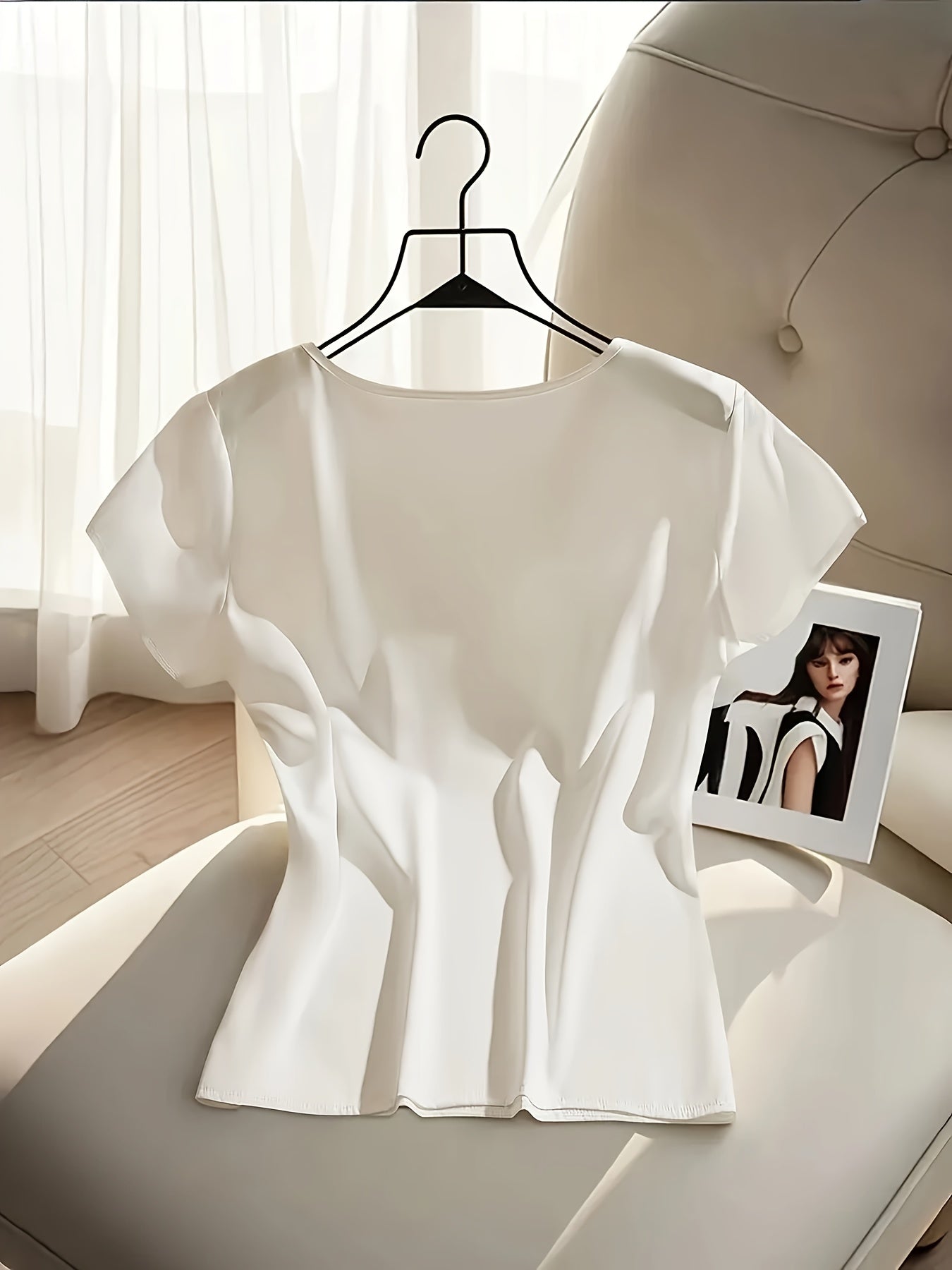 Elegant damebluse med korte ærmer og dekorativ sløjfe, chic stil til kontor og udflugter