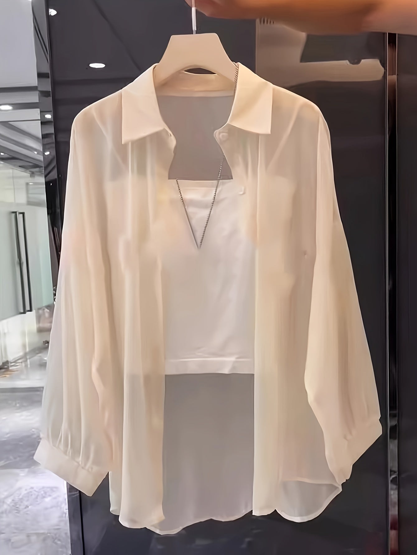Løs transparent skjorte med undertrøje – Kvinde – Moderne stil til elegante lag-på-lag looks