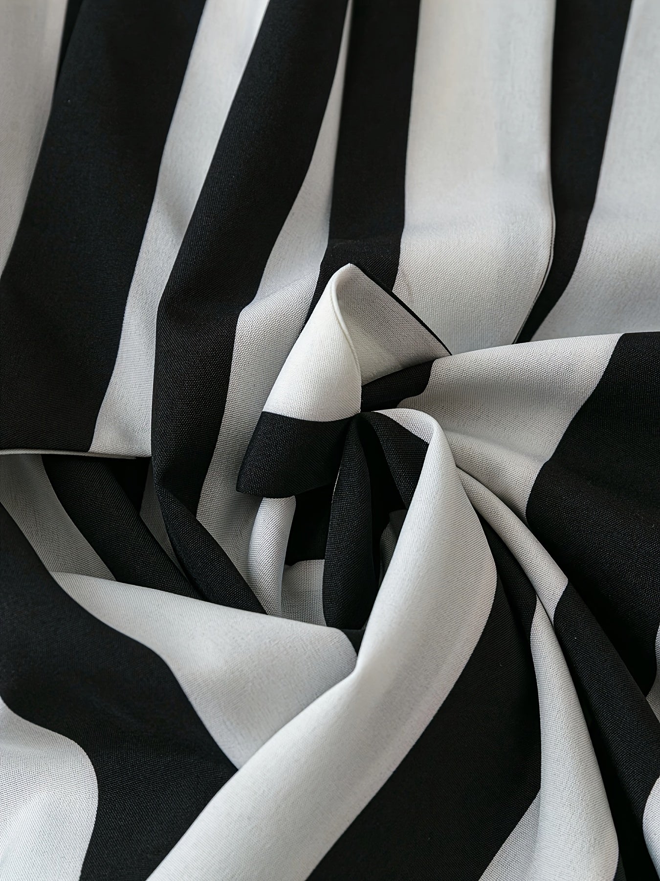 Elegant stribet bluse til kvinder med lavallière-krave og flæseærmer - Chic stil til kontoret eller udflugter