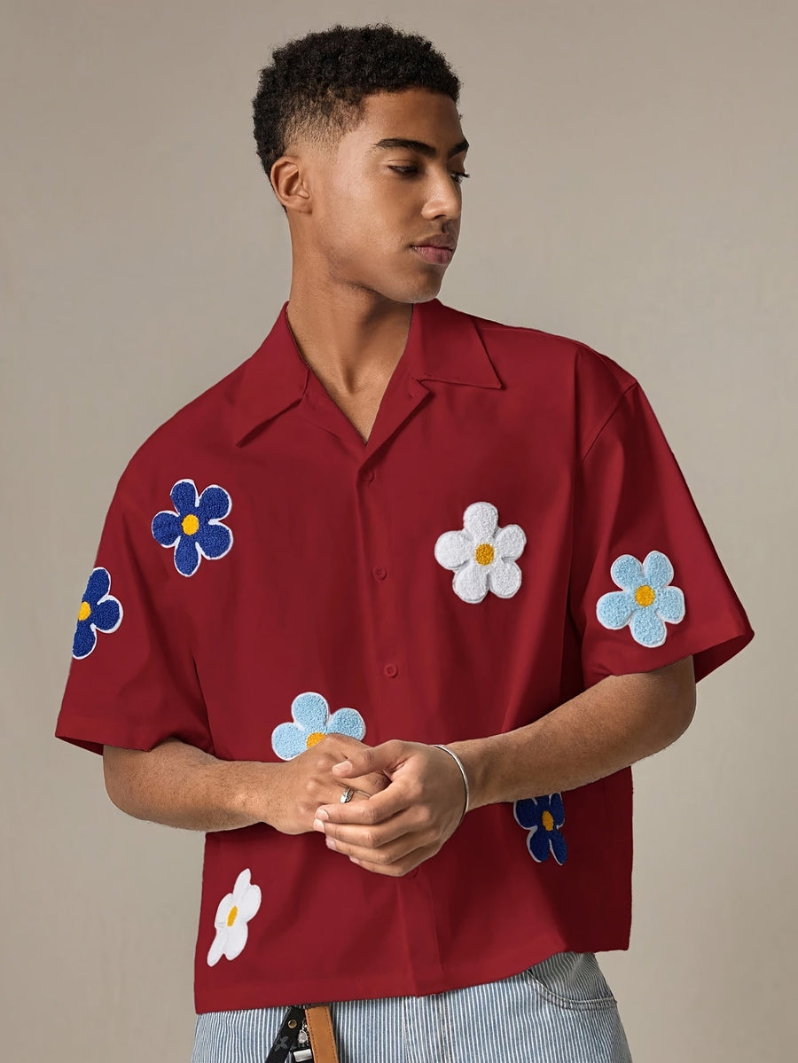 Avslappet kortermet camp-skjorte for menn med blomsterapplikasjoner for en trendy sommerstil