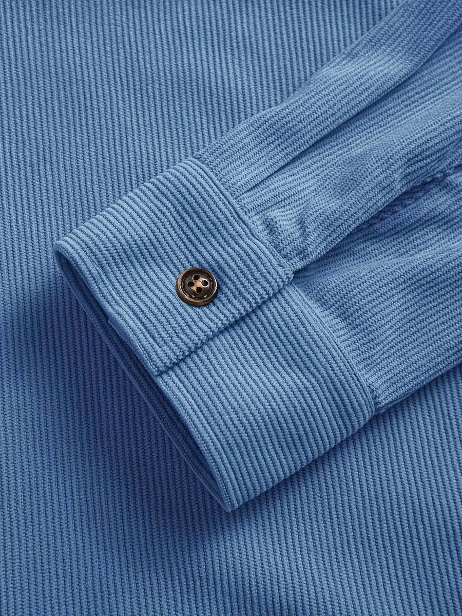 Herrenhemd im Overshirt-Stil aus geripptem Stoff mit Knöpfen und Brusttaschen