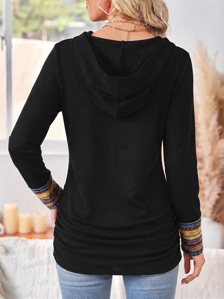 Top de mujer con cuello drapeado, motivos étnicos y botones asimétricos