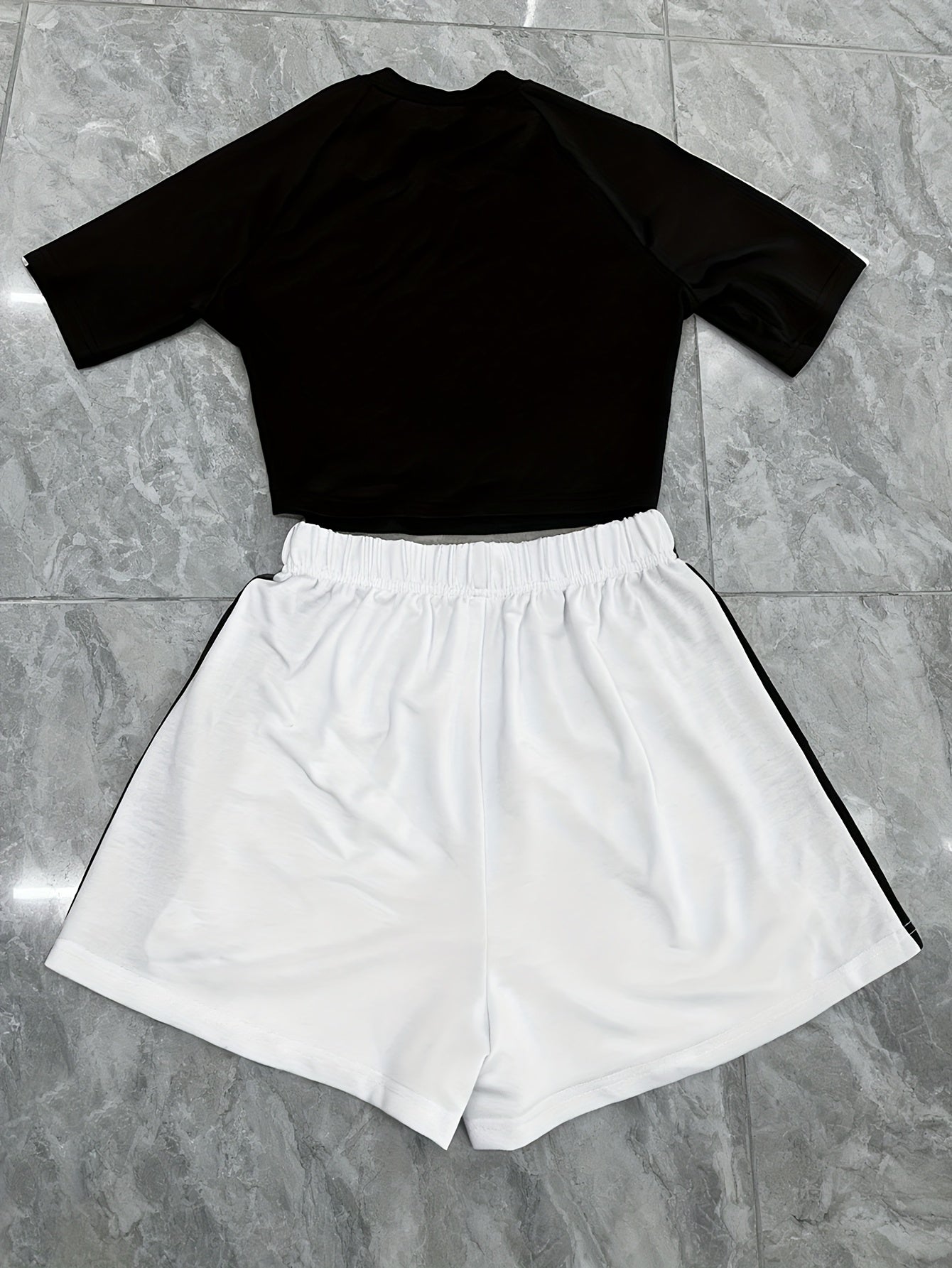 Ensemble de sport deux pièces femme style athlétique tendance - Haut court et short assorti pour fitness et loisirs