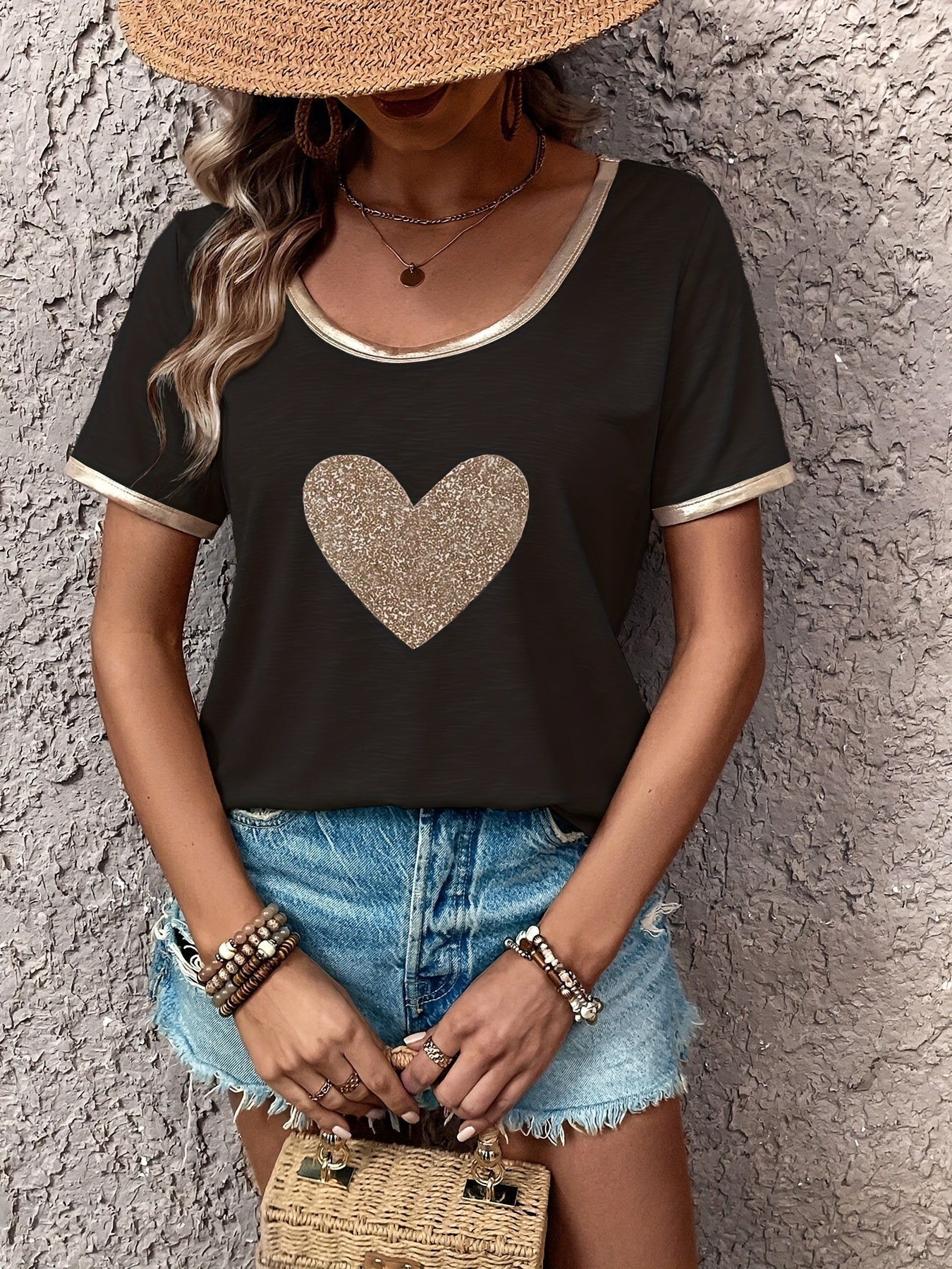T-shirt décontracté femme à motif cœur brillant et détails métalliques – Style tendance pour sorties et quotidien
