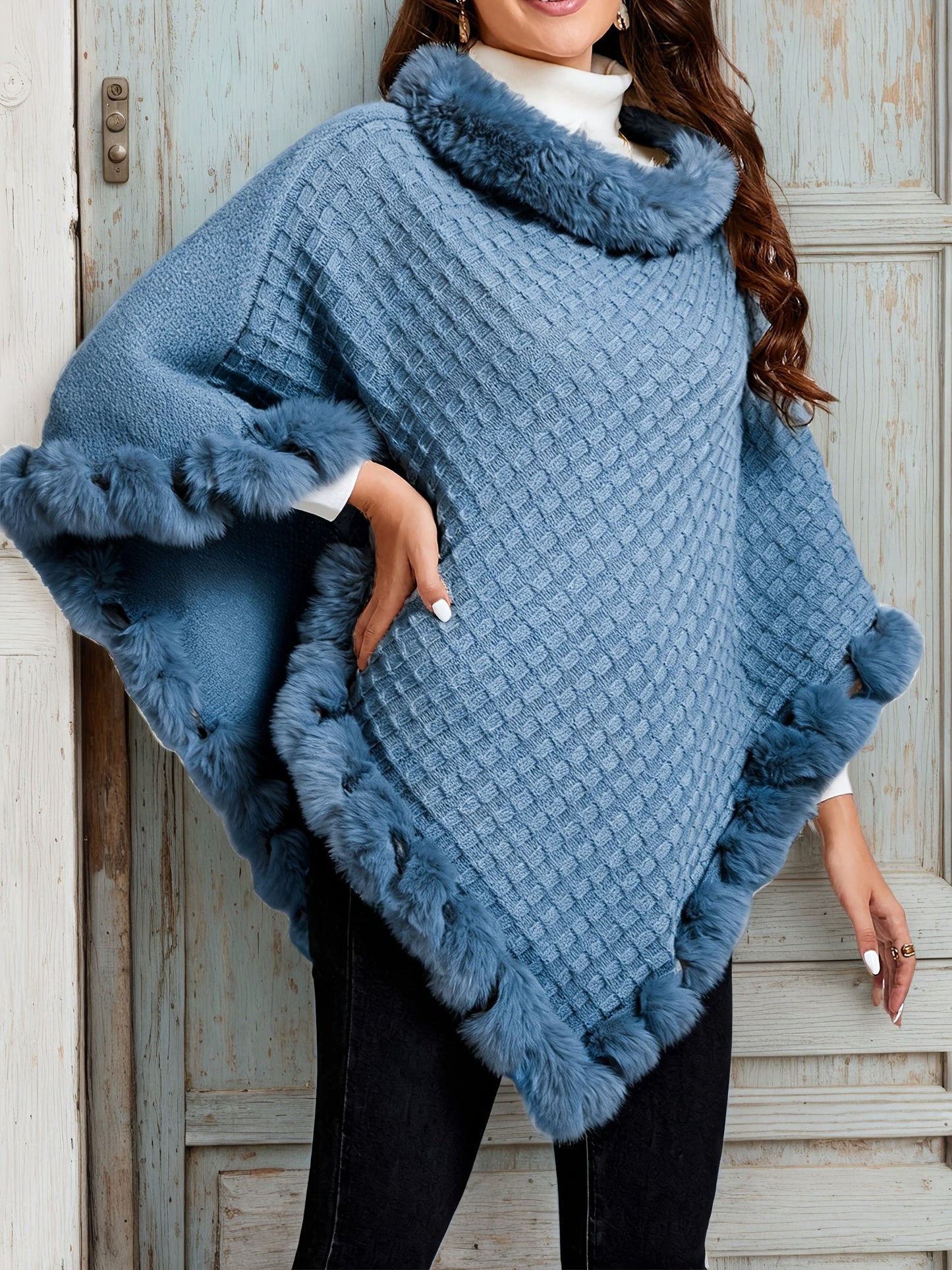 Poncho Femme Tricoté Motif Losanges Gris avec Bordure en Fausse Fourrure