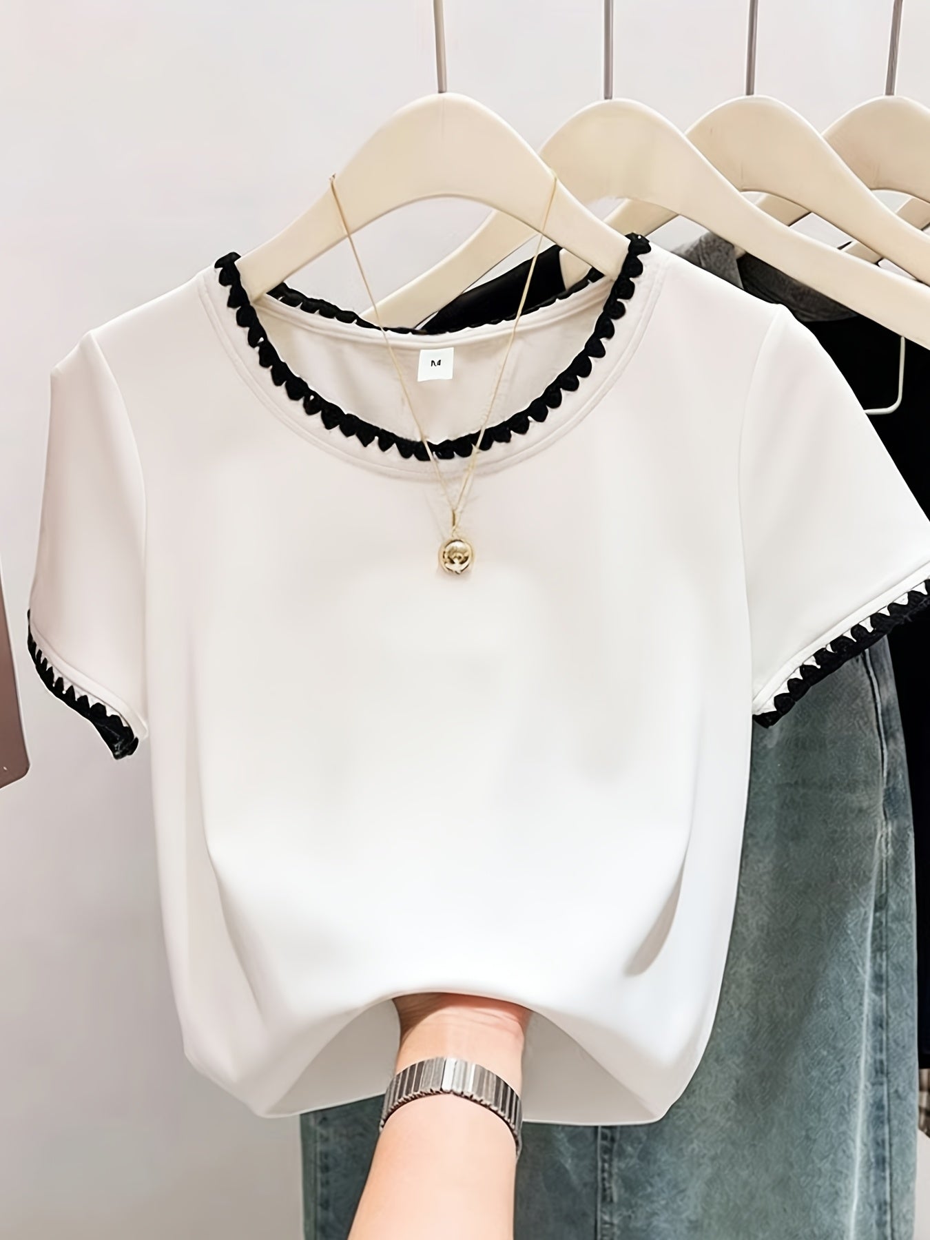 Elegant women's blouse with scalloped collar, chic everyday style