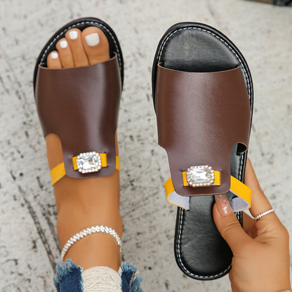 Flache zum Hineinschlüpfen Sandalen für Damen im glamourösen Stil mit trendigem Schmuck  