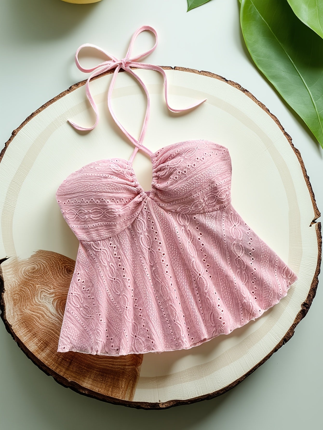 Top femenino de espalda descubierta estilo babydoll bordado para un look veraniego romántico