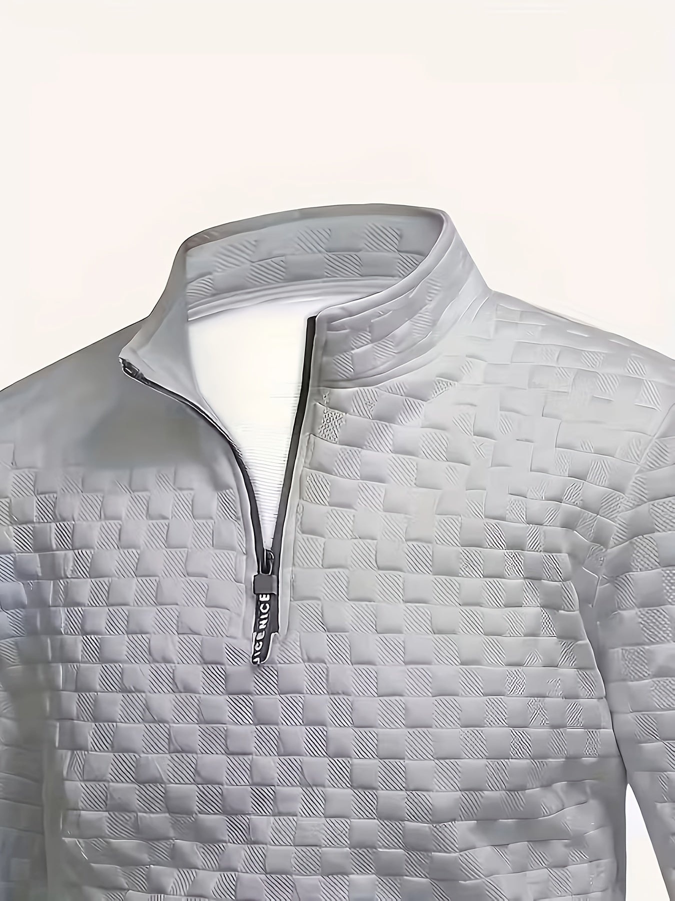 Pull homme matelassé motif géométrique avec col montant zippé et patch manche