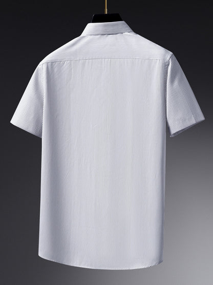 Chemise habillée à manches courtes pour homme style business à rayures fines