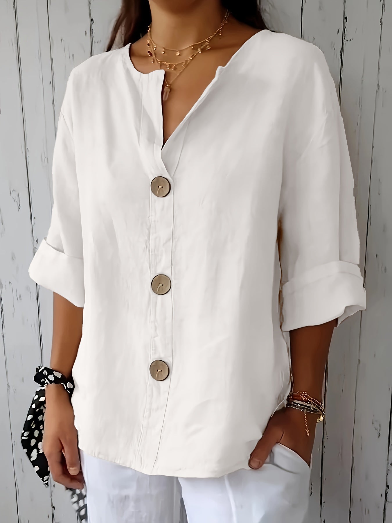Afslappet damebluse med knapper i elegant og alsidig stil