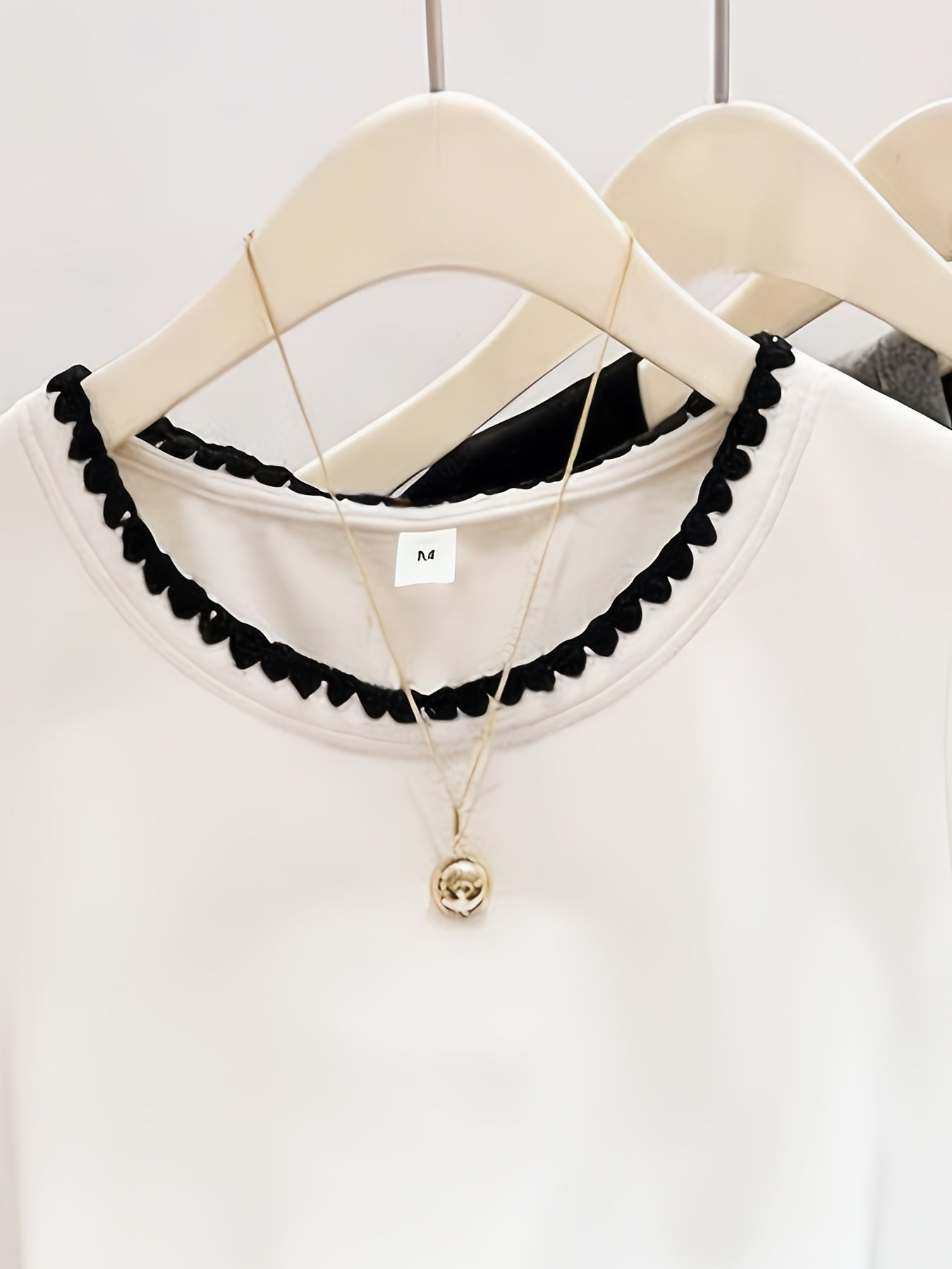 Elegant women's blouse with scalloped collar, chic everyday style