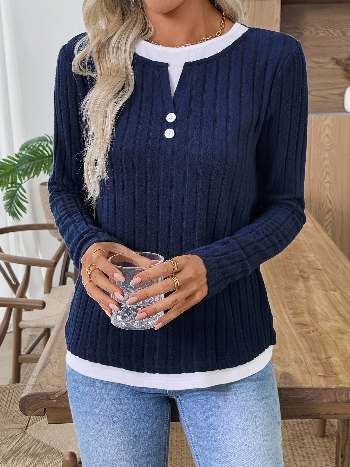 Pull côtelé femme col en V superposé marine avec boutons
