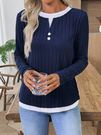 Pull côtelé femme col en V superposé marine avec boutons