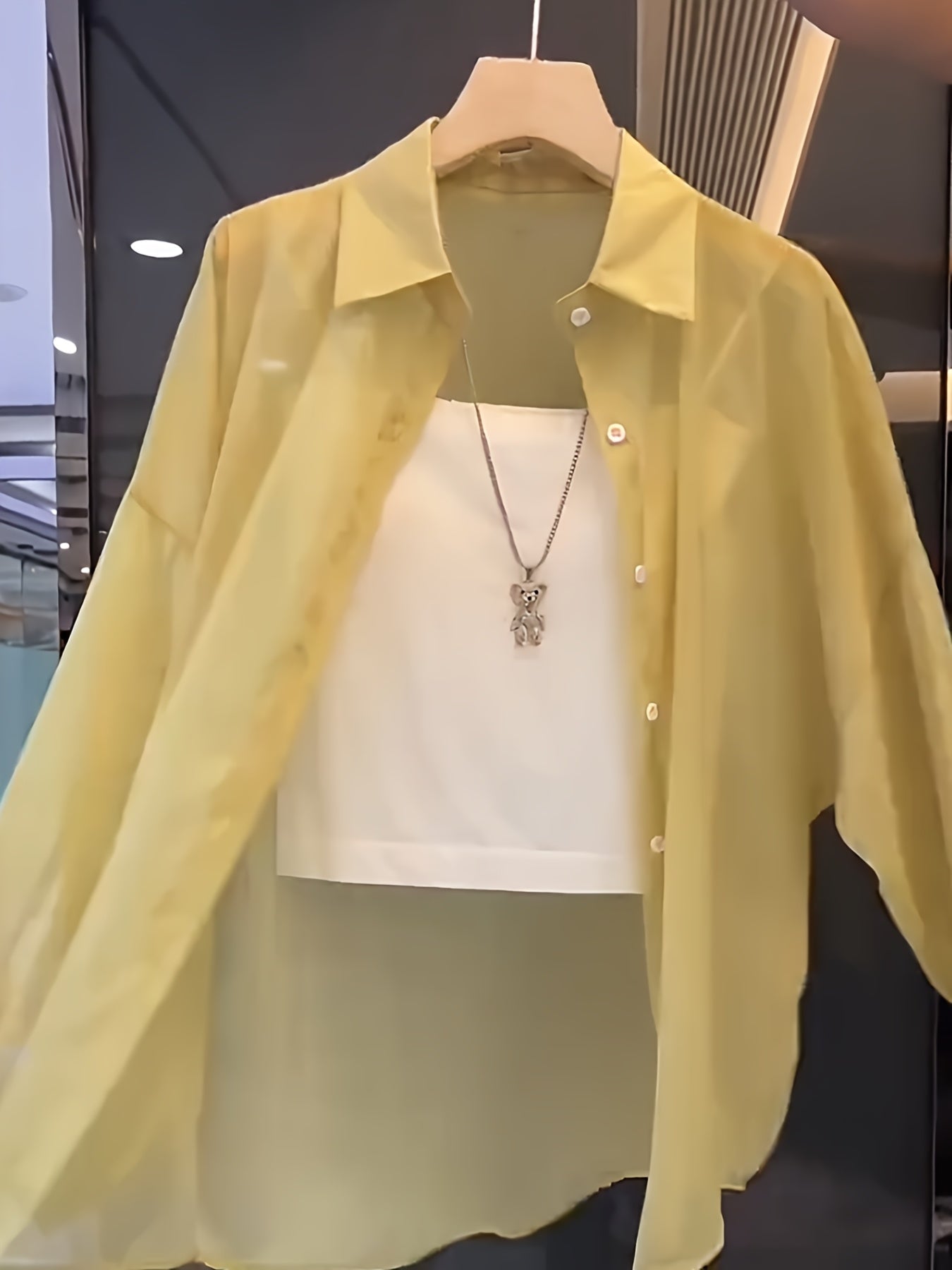 Løs transparent skjorte med undertrøje – Kvinde – Moderne stil til elegante lag-på-lag looks