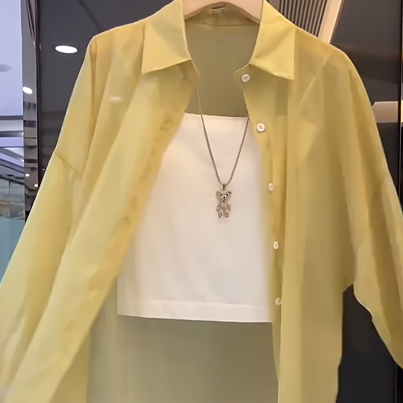 Løs transparent skjorte med undertrøje – Kvinde – Moderne stil til elegante lag-på-lag looks