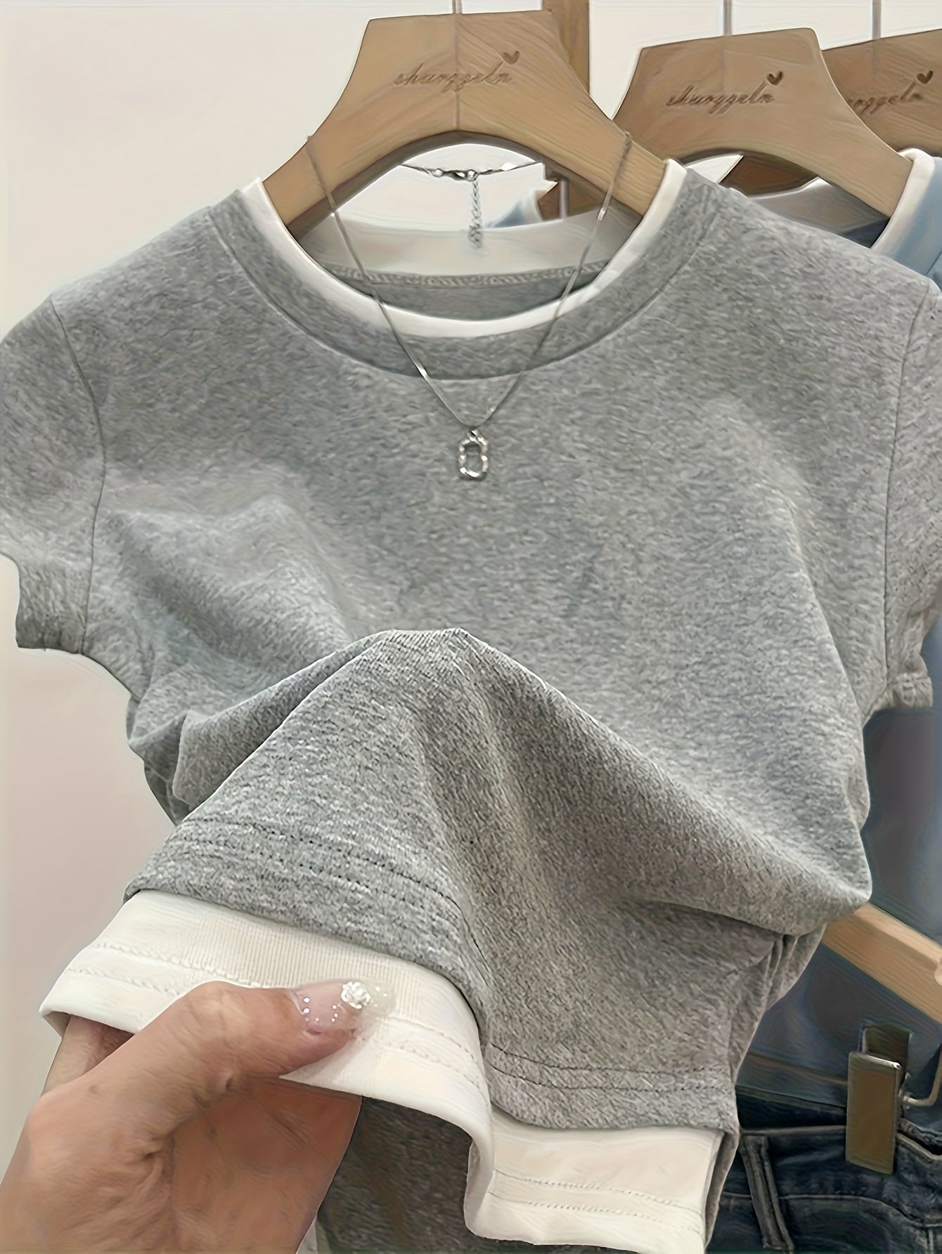 T-shirt décontracté femme style superposé tendance pour un look urbain chic
